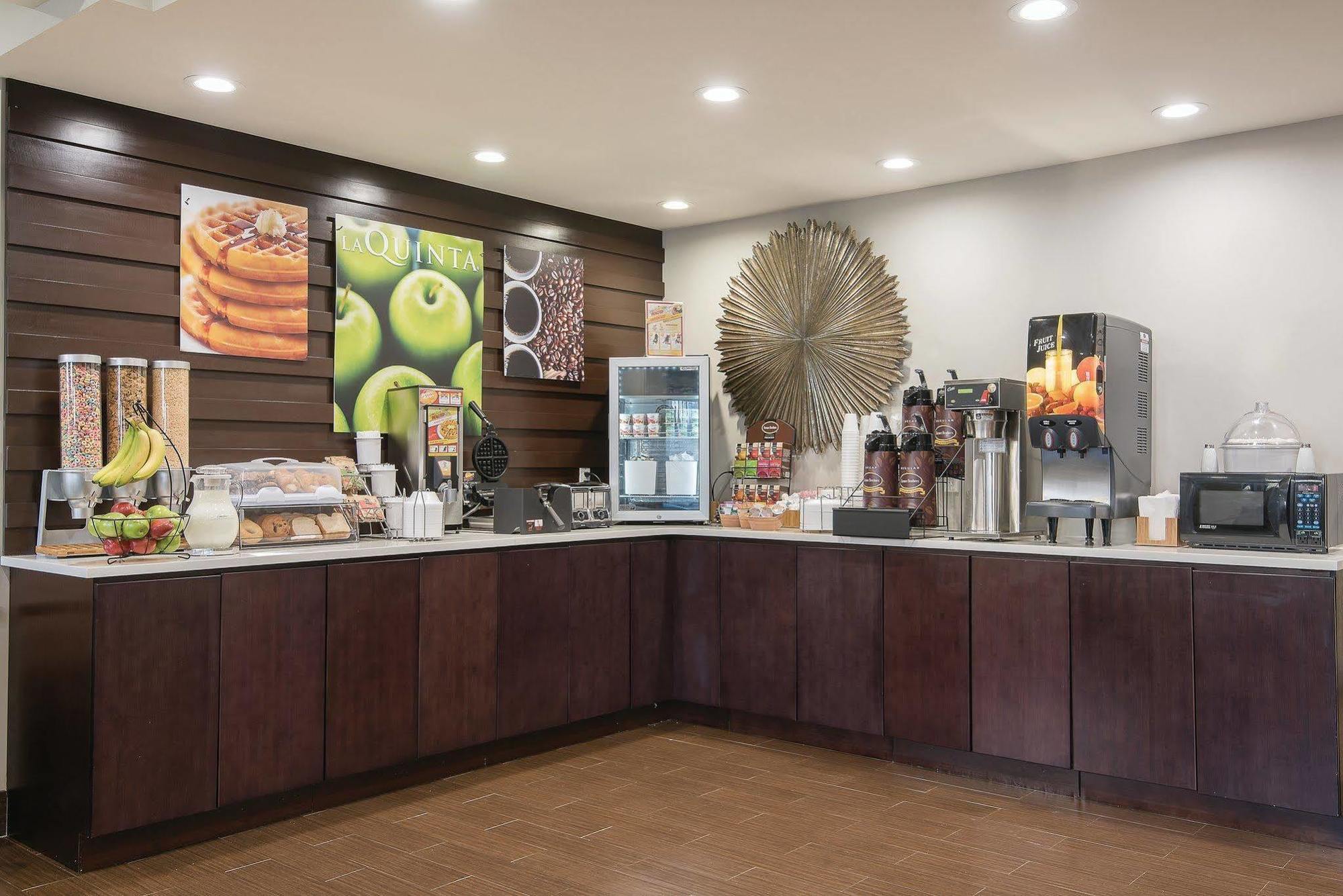 La Quinta By Wyndham Brooklyn East Hotel New York City Exterior photo
