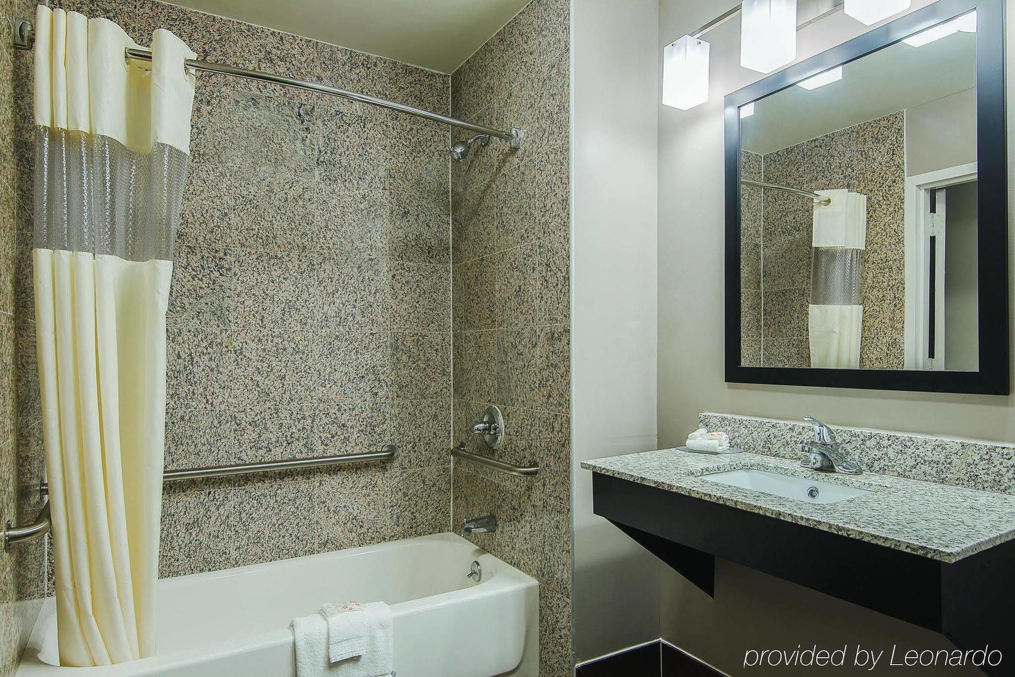 La Quinta By Wyndham Brooklyn East Hotel New York City Exterior photo